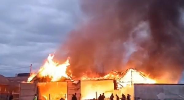 Incendiu în Bistriţa. Doi oameni la spital, după ce o hală şi un grajd au luat foc