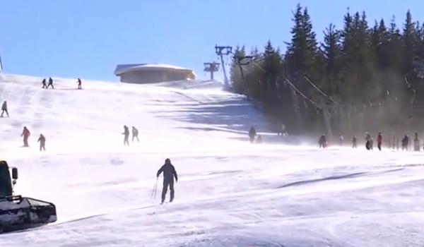 Sezon de schi prelungit la Sinaia. Turiştii profită de ultimele zile pe pârtie