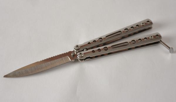 Cuțitul butterfly, noua jucărie din școli. Psihologii, îngrijorați de trend