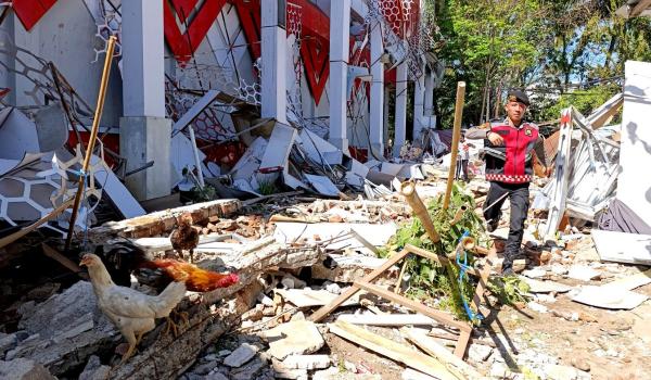 Cel puţin o persoană a murit după ce un cutremur de 7,4 a lovit Indonezia