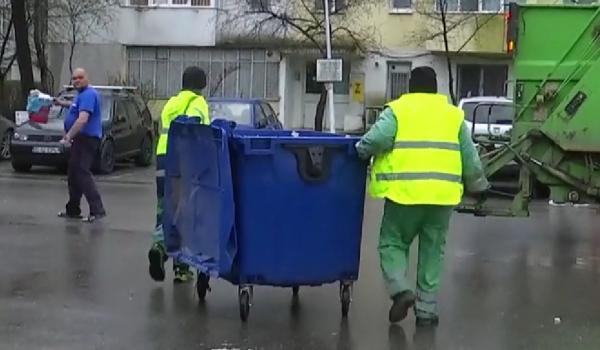 Orașul dotat cu tomberoane inteligente, cu aplicație. Localnicii au nevoie de instructaj pentru a le folosi