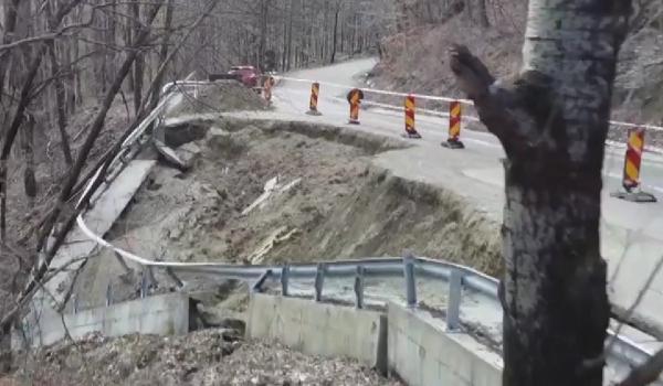 Sute de buzoieni riscă să rămână izolați după ce un drum de 3,5 milioane € a luat-o la vale  