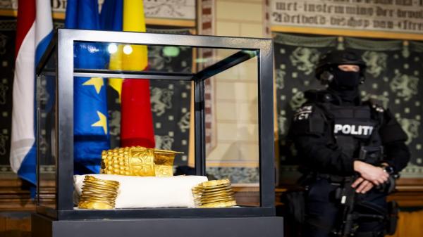 Primele imagini cu coiful de la Coţofeneşti şi două brăţări dacice din aur, recuperate