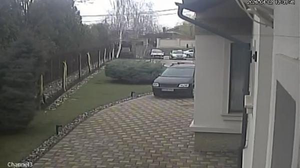 Trei șoferi au intrat într-o curte din Botoșani ca să scape de controlalele poliţiştilor. Unul nu avea permis