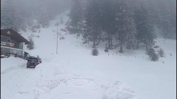 Locul din România unde stratul de zăpadă depăşeşte 20 de centimetri. Când se încălzeşte