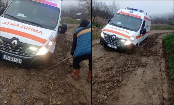 Ambulanță împotmolită în noroi în Vaslui, în drum spre o pacientă de 90 de ani. A fost scoasă cu un tractor