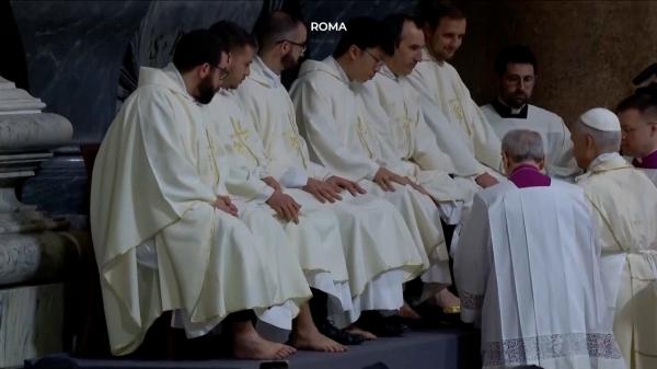 Ritualul din Joia Patimilor, respectat de Papa Leon al XIV-lea. A spălat picioarele credincioşilor la Vatican
