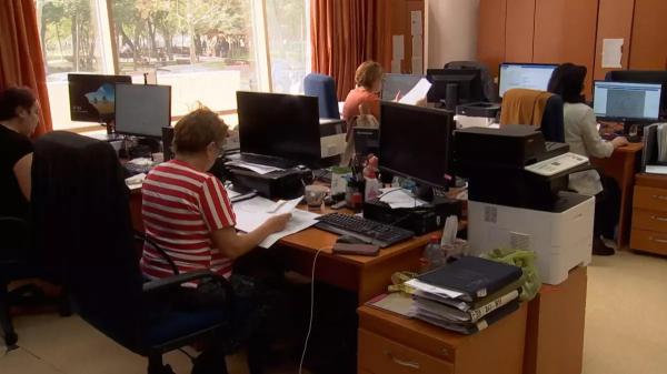 Primăria care le-a cerut angajaţilor să aleagă, prin vot, între concedieri şi tăieri salariale