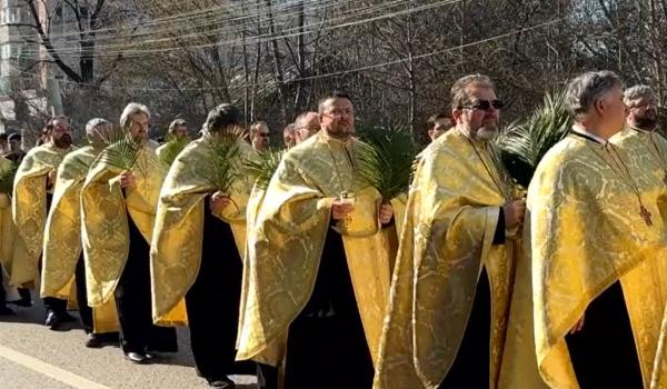 Credincioșii au luat la pas Capitala în ajun de Florii. Pelerinajul a adunat peste 6.000 de participanți