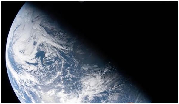 Imaginile unice, surprinse de astronauții Artemis 2: mai aproape de Lună decât de Pământ