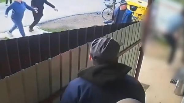 Bătaie ca-n filme în Brăila. Unul dintre atacatori s-a întors cu un topor și a lovit un bătrân