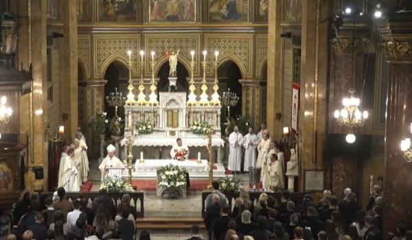 Catolicii din România au primit Lumina Sfântă. Cum au sărbătorit credincioşii Învierea