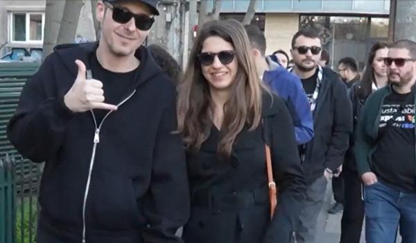 O plimbare de duminică a devenit un fenomen național. Mii de oameni descoperă oraşele din ţară, la pas