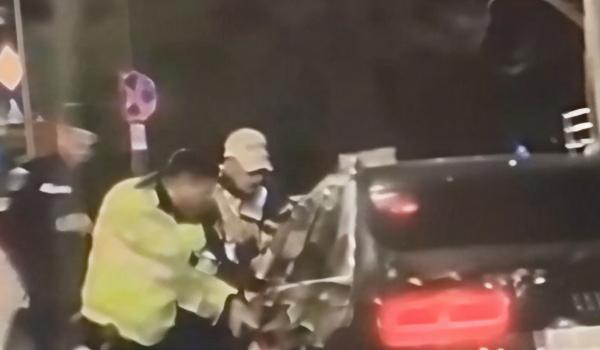 Momentul în care un şofer băut este urmărit de poliţişti în Capitală. A lovit un agent, dar a fost lăsat liber