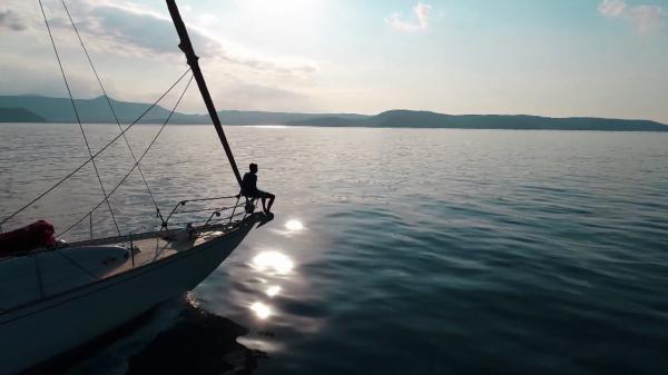 Biletele de avion se ieftinesc, dar cererea pentru vacanţe scade. Companiile aeriene vor să taie din curse