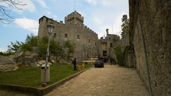 Bărbat din San Marino, bătut de o româncă pentru că nu a vrut să parcheze pe alt loc