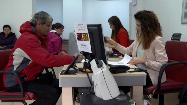 Cartelul celor 10 bănci: românii au plătit ilegal rate mai mari în pandemie. Cum îşi pot recupera banii