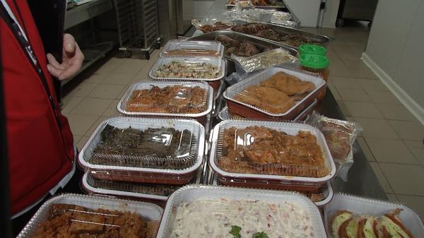 Preparatul surpriză de pe masa de Paşte. Românii preferă mâncarea gata făcută, dar comandă porţii mici