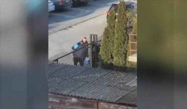 Momentul în care un șofer atacă un livrator în plină stradă, la Cluj