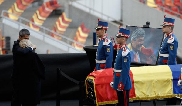 15.000 de oameni şi-au luat rămas bun de la Mircea Lucescu pe Arena Naţională. "Toată lumea l-a iubit"