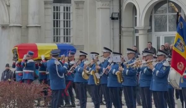 Sicriul cu trupul neînsufleţit al lui Mircea Lucescu a ajuns la Cimitirul Bellu