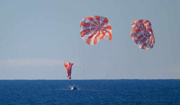 Momentul în care capsula Orion aterizează în apele Pacificului. Misiunea Artemis II a stabilit un nou record