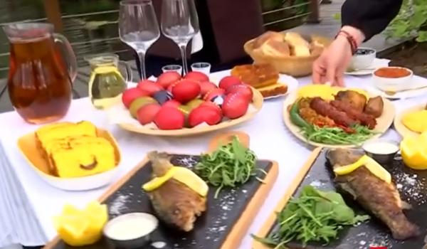Turiştii care petrec Paştele în pensiunile din Gorj, primiţi de gazde cu mese întinse