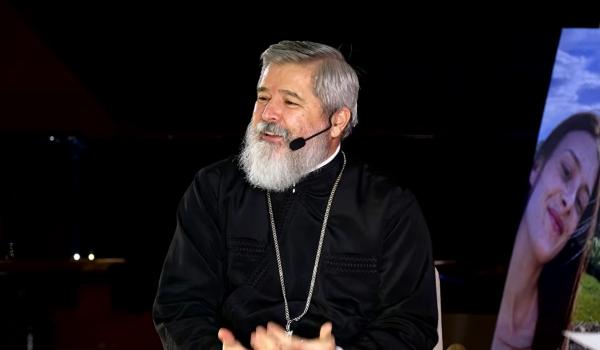 "Pentru mama, tata a fost un călău”. Trauma din copilărie povestită de părintele Vasile Ioana