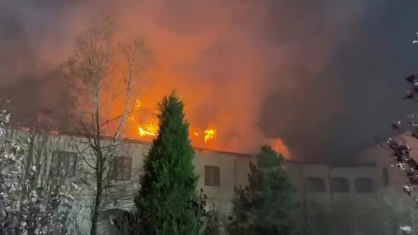 Incendiu puternic la Mănăstirea Bistrița: acoperișul unei chilii, cuprins de flăcări pe 800 mp
