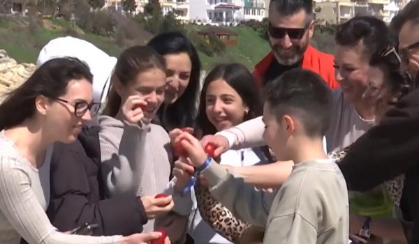 Au ciocnit ouă roşii direct pe plajă. 5.000 de turişti au ajuns pe litoral de Paşte