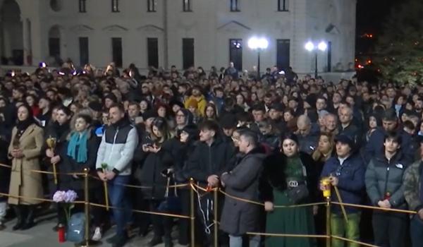 Cum au întâmpinat românii Lumina Sfântă în marile orașe din țară, în noaptea de Înviere