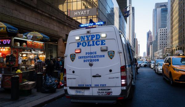 Atac cu maceta la metroul din New York. Un bărbat a rănit trei oameni, apoi a fost împuşcat de poliţişti