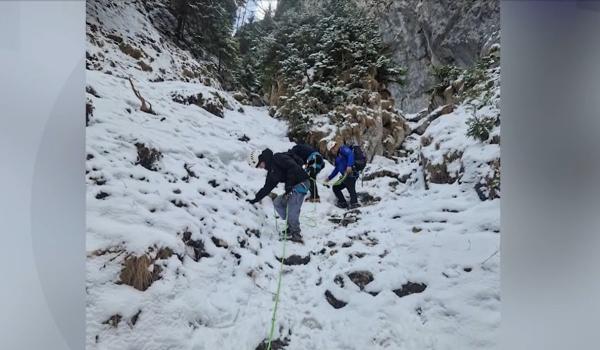 Turiști neechipați, salvați din Piatra Craiului: au stat pe burtă ca să nu alunece pe gheață