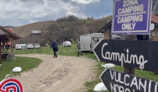 Turiști din străinătate au ales Paștele la rulotă, la Vulcanii Noroioși: "Natura este uimitoare"