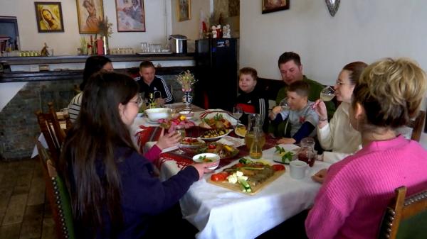 Cum îţi revii după mesele de Paşte. Trucuri simple pentru dureri de stomac şi mahmureală