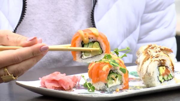 După festinul de Paște, românii aleg mâncăruri ușoare și exotice. Cât costă o masă "altfel" în oraş