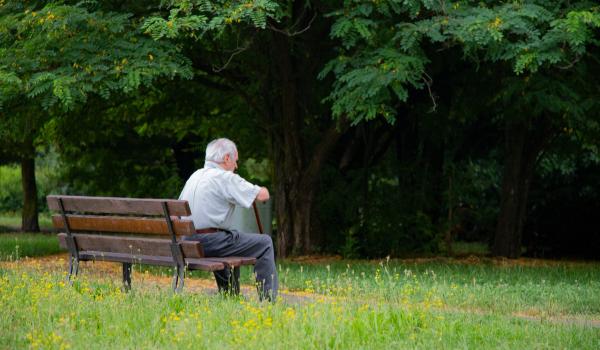De ce ne simţim mai singuri de sărbători. Fenomenul care afectează tot mai mulți români