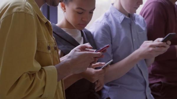 Lume virtuală, riscuri reale: Copiii sunt tot mai expuși pericolelor online. Cum îi protejăm