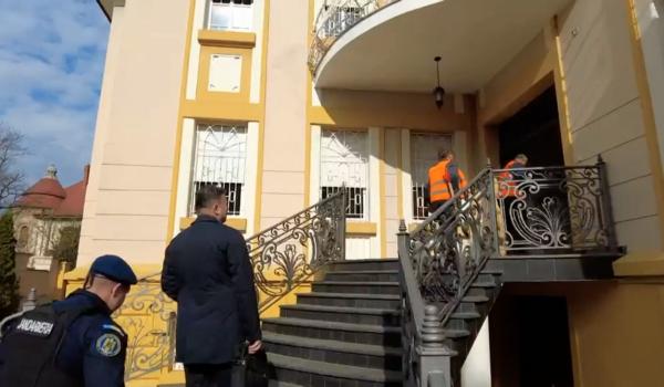Şeful de clan Momiţă Bona, evacuat din vila istorică pe care a ocupat-o ilegal 20 de ani. Cum a "decorat-o"