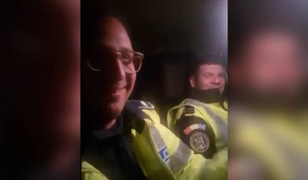 "Să învie permisele!". Doi polițiști brăileni s-au filmat în noaptea de Înviere cântând manele în autospecială