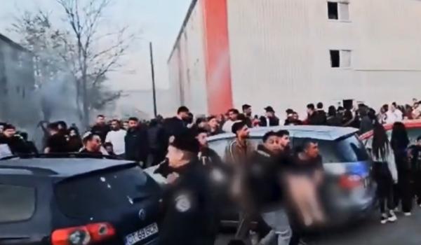 Pompierii veniți să stingă incendiul din cartierul Henri Coandă, atacați de locatari. Le-au smuls furtunurile