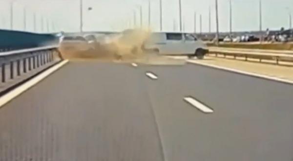 Accident grav pe A7, surprins de camere. Un bărbat a murit după ce două maşini s-au ciocnit