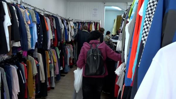 Hainele second-hand, mai scumpe. Cum vrea Ministerul Mediului să oprească importurile de deșeuri
