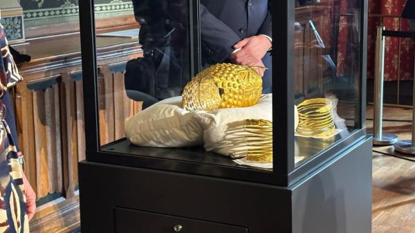 Hoţii tezaurului dacic au vrut să fure şi Coiful de la Cucuteni, dar nu au putut sparge vitrina