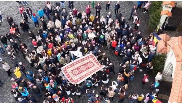 Junii Brașoveni, demonstrație de curaj în Piața Unirii: tradiția aruncatului în țol