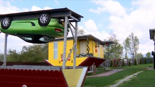 Un tânăr din Gorj a construit un sat răsturnat. Fiecare căsuță are o poveste