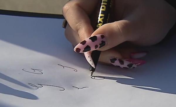 Generația tastaturii: tot mai mulți tineri uită să scrie de mână, iar cititul e în declin