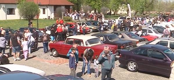 Parada maşinilor de epocă: de la maşinile interbelice, la Dacii, vizitatorii au fost fascinaţi
