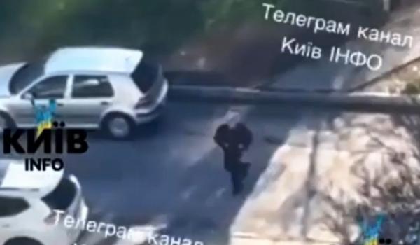 Filmul atacului armat din Kiev. Autorul a dat foc unui apartament înainte să deschidă focul pe străzi
