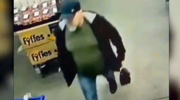 Preot jefuit de 60.000 de lei în plină zi, într-un hipermarket. Voia să facă pachete pentru nevoiaşi